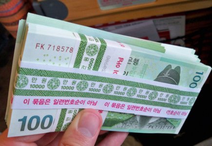 1 Billion ($894 000) in Cash in Two Boxes at Seoul Storage Facility